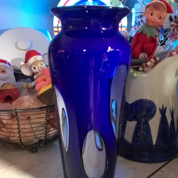 Gorgeous vintage cobalt blue vase with black accents. - Picture 4 of 4